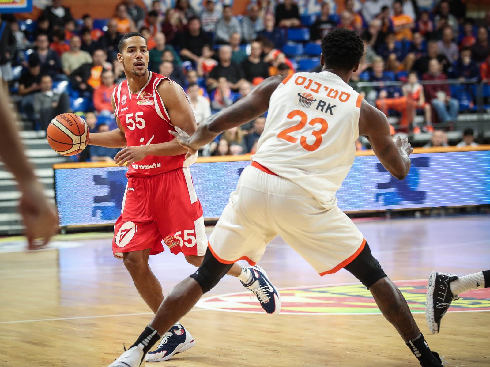 חנן קולמן מוביל כדור בראשון לציון. קלע רק 5 נקודות (צילום: עודד קרני, באדיבות מנהלת הליגה)